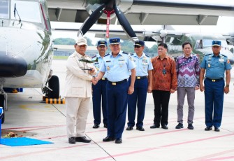 Menteri Pertahanan RI Letjen TNI (Purn) Prabowo Subianto saat melakukan penyerahan Pesawat NC-212i ke TNI AU