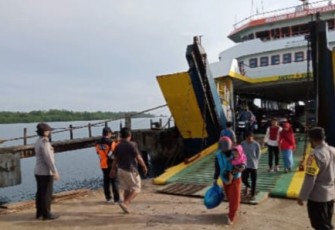 Polsek Enggano Laksanakan Pengamanan dan Monitoring Kedatangan Kapal KMP Pulo Tello