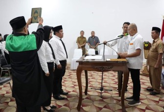 Bupati Bengkulu Selatan Gusnan Mulyadi Lantik 35 Tenaga Kesehatan P3K