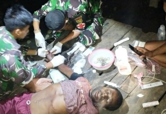 Satgas Yonif 143/TWEJ saat Bantu Warga Korban Amukan Babi Hutan