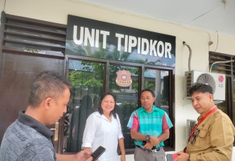 Tiga Dewas Perumda Bangun Bitung saat memberikan keterangan kepada awakwdua usai menjalani pemeriksaan terkait dengan docking spesial kapal KMP Tude tahun 2021.