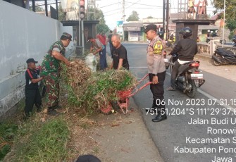  Babinsa Kodim 0802/Ponorogo Ikut Kerja Bakti Bersihkan Saluran Air