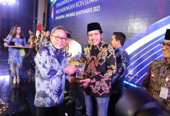Wakil Bupati Trenggalek, Syah Muhamad Natanegara, saat menerima penghargaan sebagai Daerah Tertib Ukur diserahkan oleh Menteri Perdagangan RI Zulkifli Hasan, acara Penganugerahan Penghargaan Perlindungan Konsumen di Kota Bandung, Jumat (10/11/2023)