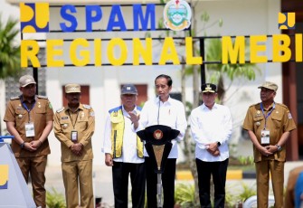 Presiden Jokowi didampingi Menteri PUPR Basuki Hadimuljono, Gubernur Sumatera Utara Edy Rahmayadi, Walikota Medan Bobby Afif Nasution, Walikota Binjai Amir Hamzah, dan Bupati Deli Serdang Ashari Tambunan saat meresmikan SPAM Regional Mebidang yang berada di Kota Binjai, Sumatera Utara, Jumat (25/08/2023). 