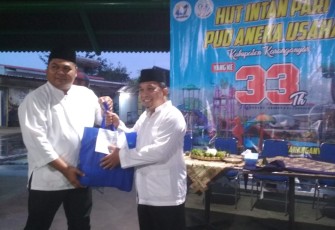 Dirut PUD Aneka Usaha, Samidi, menyerahkan paket sembako kepada salah satu warga di sela acara HUT ke-33 PUD Aneka Usaha, di areal wahana wisata Water Park Intan Pari Karanganyar, Minggu (26/3/2023).