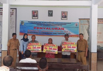 Foto bersama perangkat Desa Jengglongharjo bersama-sama Keluarga Penerima Manfaat (KPM)
