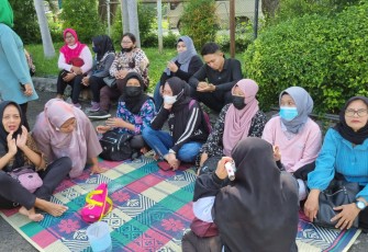 Sejumlah karyawan yang berdemo