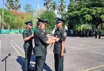  Danrindam IX/Udayana Kolonel Inf Wirawan Eko Prasetyo, S.E., M.H., saat memimpin Upacara Penutupan Prodi Dikjurtaif Abit Dikmata TNI AD Gel I TA. 2023, yang digelar di Lapangan Ciung Wanara Dodiklatpur Rindam IX/Udayana, Pulaki, Desa Banyupoh, Kecamatan Gerokgak, Kabupaten Buleleng, pada Kamis (28/12/2023)