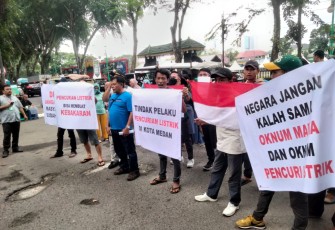 Massa pengunjuk rasa yang tergabung dalam Aliansi Masyarakat Pencarian Keadilan Sumut mengepung Kantor DPRD Sumut Jalan Imam Bonjol Medan, Jumat (8/12/2023)