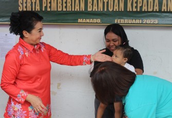Ketua Persit KCK Daerah XIII Mdk saat memberikan bantuan kepada anak Stunting