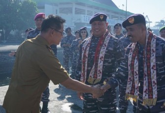 Wakil walikota Bitung Hengky Honandar saat menyambut kedatangan Satgas Operasi Trisula Tahun 2023