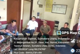 Kapolsek Sipirok, Iptu PM Siboro, melakukan mediasi terkait kisruh antar Serikat Buruh atau Pekerja, Senin (23/10/2023) sore.