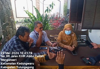 Dr. Desi Lusiana Wardani Kabid Kesehatan Masyarakat saat di wawancarai di sela-sela kegiatan Bimtek KIA