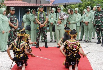 Dandim 0906/Kutai Kartanegara Beserta Ketua Persit KCK Sambangi Koramil Zona Hulu