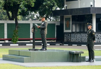 Kaskostrad Mayjen TNI Muhammad Saleh Mustafa memimpin pelaksanaan upacara peringatan hari Pahlawan tahun 2023 di lapangan upacara Markas Kostrad, Gambir, Jakarta Pusat, Jumat (10/11/2023)
