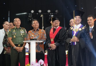 Penjabat Gubernur Sulsel, Bahtiar Baharuddin, menghadiri Dies Natalis Ke-67 Universitas Hasanuddin (Unhas), di Baruga AP Pettarani Unhas.