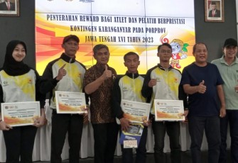 Penyerahan reward kepada atlet dan pelatih berprestasi Kontingen Kabupaten Karanganyar pada Porprov XVI Jateng 2023, Selasa (15/08/2023) malam.