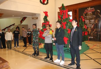 Kapolsek Metro Tamansari Polres Metro Jakarta Barat, Kompol Adhi Wananda saat pelaksanaan Security Assessment di Gereja Kristus Yesus Mangga Besar.