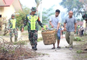 Kodim 0104/Aceh Timur melaksanakan program penghijauan, pembersihan parit, dan pasar. Kegiatan ini dilakukan dengan partisipasi aktif anggota Kodim serta melibatkan masyarakat setempat, yang bertempat di Gp. Geudubang Aceh, Kecamatan Langsa Baro, Kota Langsa, Jum'at (08-12-2023)