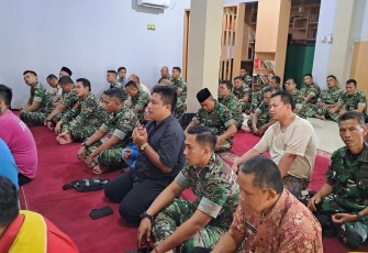 Korem 052/Wkr menggelar doa bersama yang dipimpin oleh Ustadz  Edi Khumaidi selepas melaksanakan sholat Jumat bersama, yang di hadiri langsung oleh Danrem 052/Wkr, Brigjen TNI Putranto Gatot SH,S.Sos.,M.M. bertempat di masjid Al Ikhlas Makorem Jl Boulevard Diponegoro no 108, Bencongan, Kelapa Dua, Kabupaten Tangerang Jumat (29/12/2023)