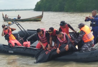 Prajurit TNI AL Lanal TBA saat Berhasil Temukan Jenazah Nelayan Tenggelam di Perairan Bagan Asahan 
