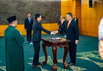 Bamsoet memberi selamat usai memandu Pengucapan Sumpah Tofan Maulana dari Partai Golkar, Daerah Pemilihan Sumatera Selatan II sebagai Anggota MPR Pengganti Antar Waktu, di Ruang Delegasi MPR RI, Jakarta, Rabu (6/9/23).
