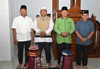 Danrem 023/KS saat Dampingi Pangdam I/BB Sholat Subuh Berjamaah di Masjid Nurul Iman Pandan