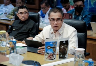 Pj Wali Kota Payakumbuh mempresentasikan peluang pemasaran rendang Payakumbuh di hadapan Menparekraf, Sandiaga Salahuddin Uno, di Jakarta.