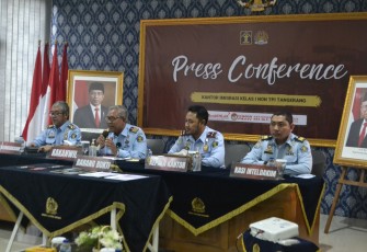 Kepala Kantor Wilayah Tejo Harwanto bersama Kepala Divisi Keimigrasian Ujo Sujoto dan Kepala Kantor Imigrasi Tangerang Rakha Sukma Purnama melakukan Press Conference, Senin (20/02/2023).