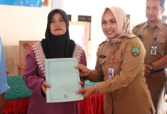 Wakil Bupati Blora Tri Yuli Setyowati saat menghadiri penyaluran bantuan modal usaha dari Baznas kabupaten Blora.