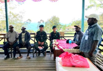 Satgas Yonif Raider 142/KJ saat Hadiri Undangan dari KPU Kabupaten Mamberamo Tengah, bertempat di Aula Kantor Distrik Eragayam, Kabupaten Mamberamo Tengah, Provinsi Papua Pegunungan, Jumat (17/03/2023).