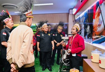 Menhan Prabowo saat Dampingi Presiden Jokowi ke Papua untuk meresmikan Gedung Papua Youth Creative Hub (PYCH) dan peluncuran produk-produk kreatifitas di Abepura, Kota Jayapura, Selasa (21/3). 