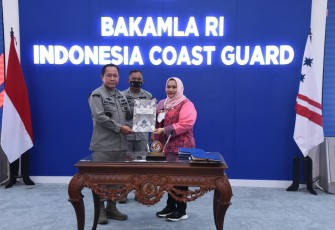 Pengukuhan kerja sama Bakamla RI dengan Pemerintah Kabupaten Bengkalis dalam Sinergi terhadap Keamanan dan Keselamatan Laut. Kegiatan berlangsung di Aula Ary Hasibuan Mabes Bakamla RI, Jakarta Pusat, Selasa (24/01/2023).