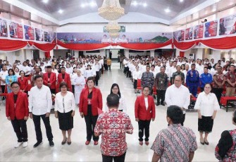Walikota Bitung saat melantik pengurus BKSAUA tingkat kecamatan dan kelurahan