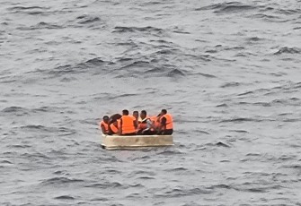 KN Belut Laut-406 Bakamla RI saat Evakuasi Korban Kapal Tenggelam di Perairan Natuna