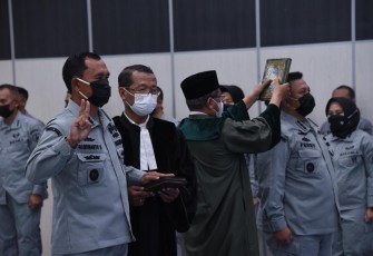 Serah Terima dan Pelantikan Jabatan yang dipimpin oleh Kepala Bakamla RI Laksamana Madya TNI Dr. Aan Kurnia, di Aula Ary Hasibuan Mabes Bakamla RI, Jakarta Pusat, Selasa (24/1/2023).