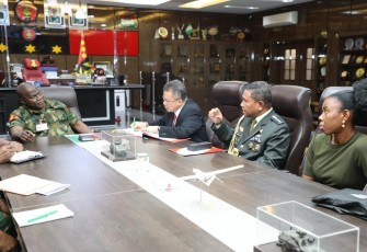 Atase Pertahanan RI saat Dampingi Dubes RI-Abuja Bertemu Dengan Kasad Nigeria