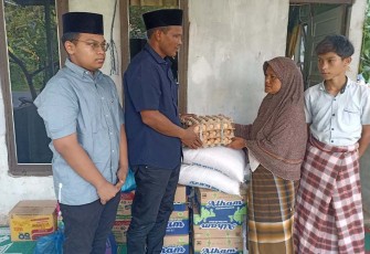 Mantan Bupati Aceh Timur bersama Anaknya saat Kunjungi Rumah Korban Tenggelam di Idi Tunong