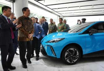 Menteri Koordinator Bidang Kemaritiman dan Investasi Republik Indonesia, Luhut Binsar Pandjaitan, memeriksa mobil listrik MG4 EV