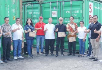 Wakil walikota saat menghadiri pelepasan perdana ekspor abon ikan tuna