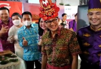 Sekda kota Bitung ir.ign Rudy Theno ST.,MT saat menerima penghargaan dari Menparekraf RI