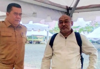 Sekda Bintan Ronny Kartika (kiri) saat ditanyai usai memimpin Rapat Akhir Persiapan Peringatan Hari BUM Desa, Senin (30/01).