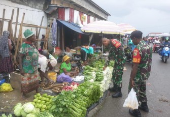 Babinsa Timika saat Komsos Ke Pasar dan Borong Jualan Mama Papua