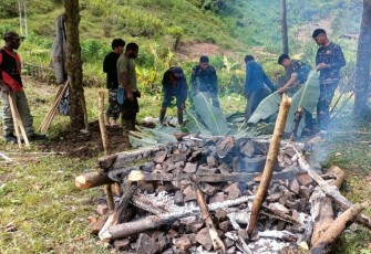 Bakar batu sebagai wujud syukur dan doa bersama di Kampung Abmisibil, Distrik Okbibab, Kab. Pegunungan Bintang, Papua Pegunungan, Sabtu (22/7/2023).