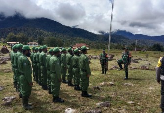 Serda Hendra P. saat memberikan pelatihan Peraturan Baris Berbaris (PBB) dan pembekalan Bela Negara kepada anggota Linmas di Kp. Jila, Distrik Jila, Kab. Mimika, Selasa (01/08/2023).