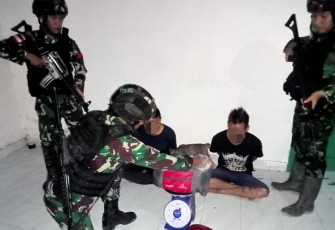 Tersangka dan barang bukti saat diamankan