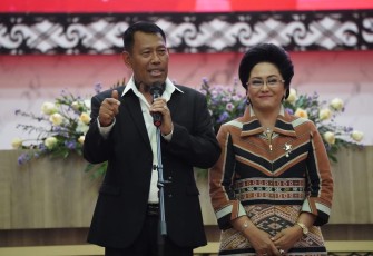 Mayjen TNI (Purn) Yustinus Agus Peristiwanto didampingi istri