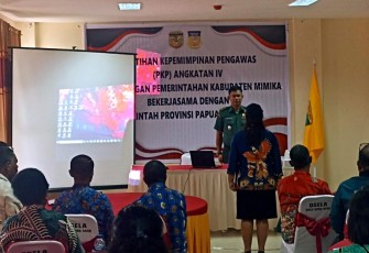 Kasdim 1710/Mimika saat Beri Materi Etika dan Integritas Kepemimpinan Pancasila Kepada Peserta Pelatihan Kepemimpinan Pengawas