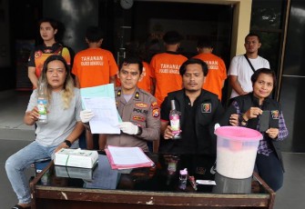 Kabag Ops Polresta Bengkulu Polda Bengkulu Kompol Jufri, S.IK, didampingi Kasat Reskrim AKP Welliwanto Malau, S.IK., MH dan Kasi Humas AKP Sugiharto saat menggelar konferensi pers kemarin Kamis (19/01).