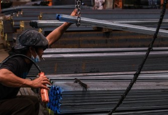 Berat plat hitam dalam konstruksi sangat penting karena menentukan kekuatan, efisiensi, dan cara pengiriman material.